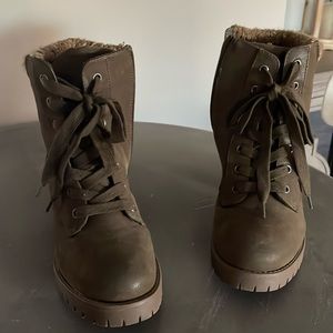 Winter Boots Army Green size 7